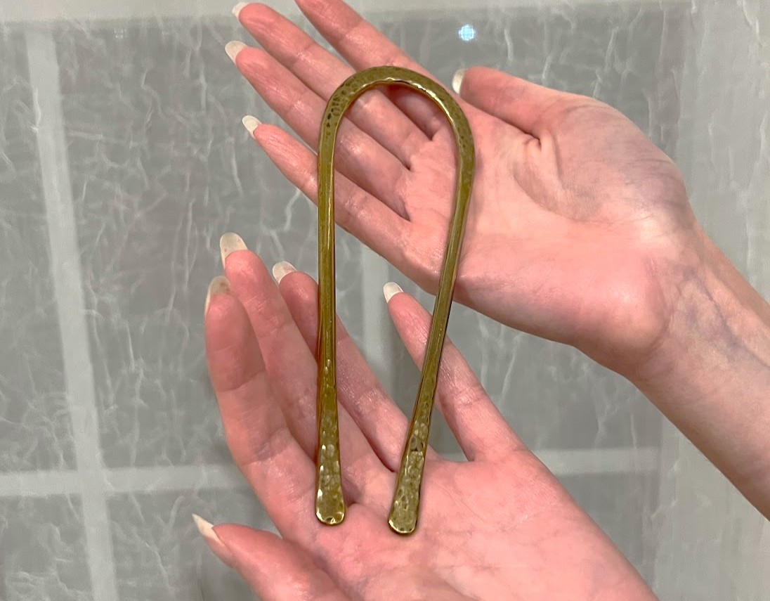image of hands holding the hair fork